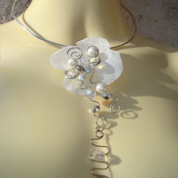 Artigianato intitolato "collier fleur marié…" da Quintessence Bijoux De Création, Opera d'arte originale