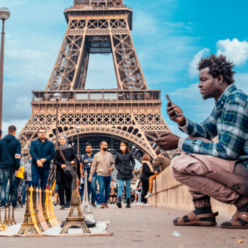 Photographie intitulée "The Vendor - Paris" par Raafetmus, Œuvre d'art originale, Photographie numérique