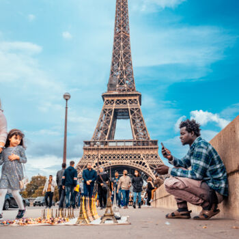 Photographie intitulée "The Vendor - Paris…" par Raafetmus, Œuvre d'art originale, Photographie numérique