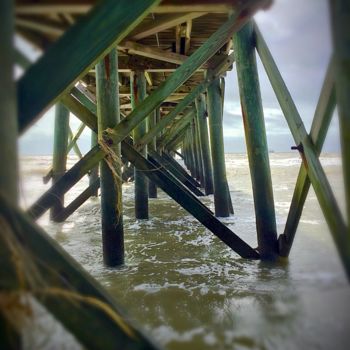 Photographie intitulée "Under the Dock" par Rachael Chandler, Œuvre d'art originale