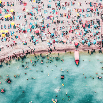 Фотография под названием "Crowded Beach In Su…" - Radu Bercan, Подлинное произведение искусства, Цифровая фотография