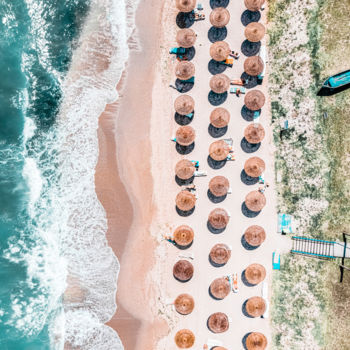 Photographie intitulée "People On Beach, Dr…" par Radu Bercan, Œuvre d'art originale, Photographie numérique