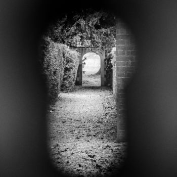 Fotografie getiteld "Through the keyhole" door Radu Ilie, Origineel Kunstwerk, Digitale fotografie