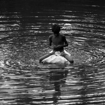 Photographie intitulée "Boy Fishing at Teli…" par Rahul Gajjar, Œuvre d'art originale