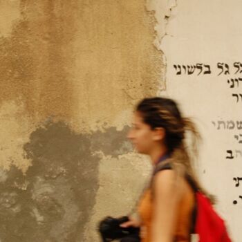 Fotografia intitulada "Love poem on a wall" por Ravid Wolff, Obras de arte originais