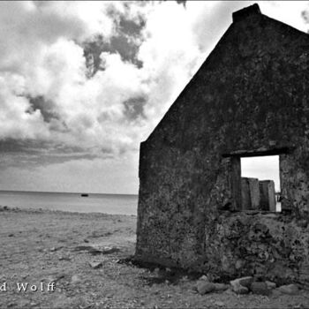 「Slave hut in Bonaire」というタイトルの写真撮影 Ravid Wolffによって, オリジナルのアートワーク