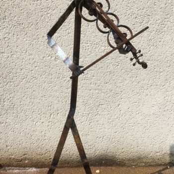 Sculpture titled "violoniste" by Recyclage Design - Réanimateur D'Objets , Original Artwork, Metals