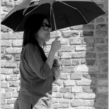 Photographie intitulée "Femme au parapluie" par Régis Creignou, Œuvre d'art originale