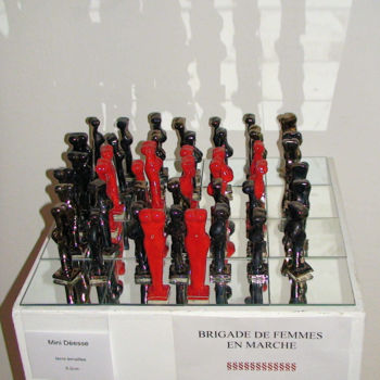 Escultura intitulada "La brigade des femm…" por Claude Reitz, Obras de arte originais, Terracota