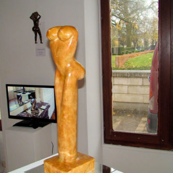 Скульптура под названием "Déesse" - Claude Reitz, Подлинное произведение искусства, Терракота