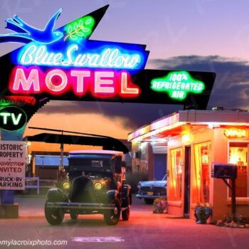 "Blue Swallow Motel…" başlıklı Fotoğraf Rémy Lacroix tarafından, Orijinal sanat, Dijital Fotoğrafçılık Karton üzerine monte…