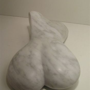 Skulptur mit dem Titel "Curves and Bones" von Renate Verbrugge, Original-Kunstwerk, Stein