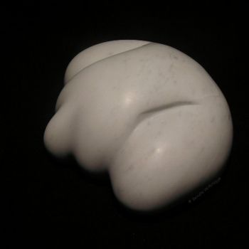 제목이 "Hibernation"인 조형물 Renate Verbrugge로, 원작, 돌