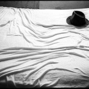 Fotografia intitolato "Hat On Bed" da René Bui, Opera d'arte originale