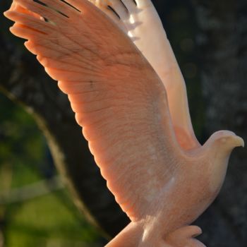 Escultura titulada "Fire Falcon" por Cesar Valerio, Obra de arte original, Piedra