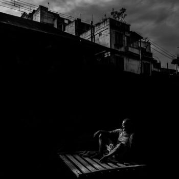 Photographie intitulée "Bnw Street, Guwahat…" par Richard Barman, Œuvre d'art originale, Photographie numérique Monté sur Mé…