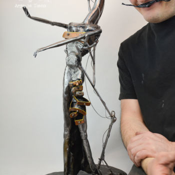 Scultura intitolato "The Coccyx Giraffe" da Artiste Les Tordus, Opera d'arte originale, Metalli