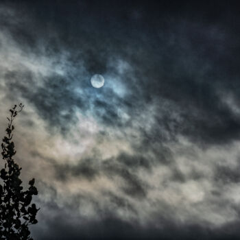 Fotografia intitolato "Clouded Moon" da Robbi Ling Montgomery, Opera d'arte originale