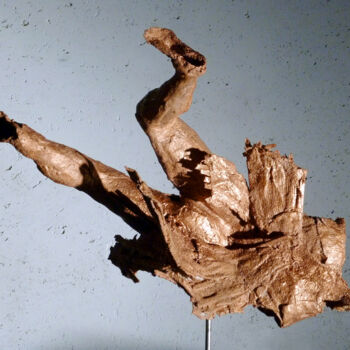 Скульптура под названием "falling back" - Robert Winslow, Подлинное произведение искусства, Гипс