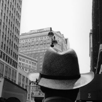 Photographie intitulée "A man with a hat" par Robin Santus, Œuvre d'art originale
