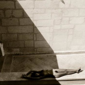 Photographie intitulée "Nu allongé" par Robin Santus, Œuvre d'art originale