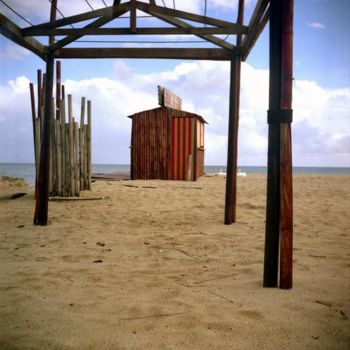 Photographie intitulée "The beach Cabin" par Robin Santus, Œuvre d'art originale