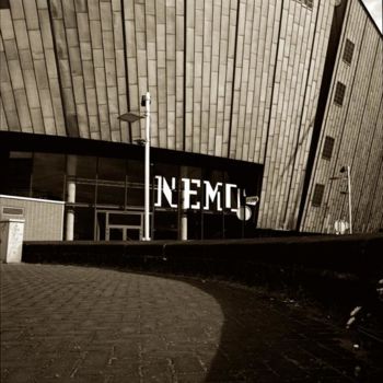 Photographie intitulée "AMSTERDAM- "Le NEMO"" par Robin Santus, Œuvre d'art originale