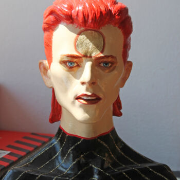 Sculpture intitulée "David Bowie, Ziggy…" par Rock Portraits By Larisa Churkina, Œuvre d'art originale, Coulage