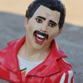 Sculptuur getiteld "Freddie Mercury in…" door Rock Portraits By Larisa Churkina, Origineel Kunstwerk, Gietwerk