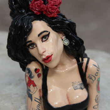 Sculptuur getiteld "Amy Winehouse in bl…" door Rock Portraits By Larisa Churkina, Origineel Kunstwerk, Aquarel