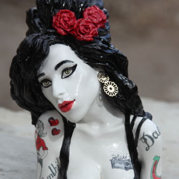 Sculptuur getiteld "white Amy Winehouse" door Rock Portraits By Larisa Churkina, Origineel Kunstwerk, Gietwerk