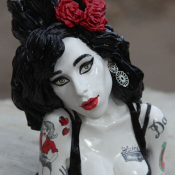 Скульптура под названием "White Amy Winehouse…" - Rock Portraits By Larisa Churkina, Подлинное произведение искусства, Литьё