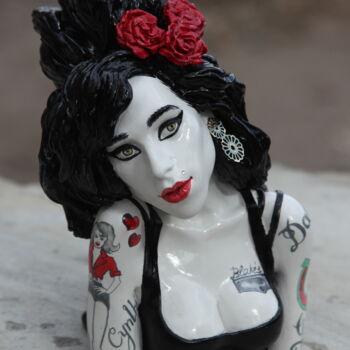 Sculpture intitulée "White Amy Winehouse…" par Rock Portraits By Larisa Churkina, Œuvre d'art originale, Coulage