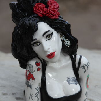 Skulptur mit dem Titel "White Amy Winehouse…" von Rock Portraits By Larisa Churkina, Original-Kunstwerk, Giesserei