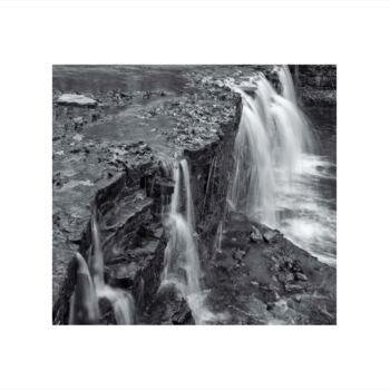 Фотография под названием "Waterfall" - Rodman, Подлинное произведение искусства, Цифровая фотография Установлен на картон