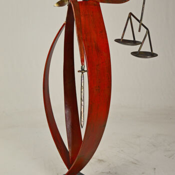 Sculptuur getiteld "JUSTICE" door Roger Flores, Origineel Kunstwerk, Metalen Gemonteerd op Metaal