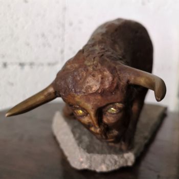 Sculpture titled "Buffalo" by Issro, Original Artwork, Bronze