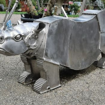 Sculpture intitulée "Rhinoceros banc pub…" par Issro, Œuvre d'art originale, Acier inoxydable