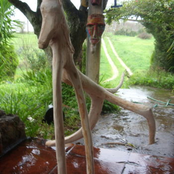Sculpture intitulée "cão a mijar" par El Rei, Œuvre d'art originale, Bois