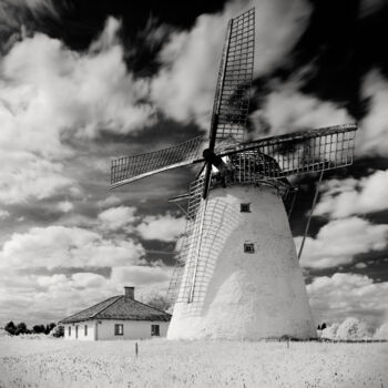 Photographie intitulée "Ervita Windmill" par Romeo Koitmäe, Œuvre d'art originale, Photographie argentique