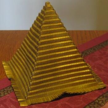 Installatie getiteld "pyramide" door Romain Pauchet, Origineel Kunstwerk