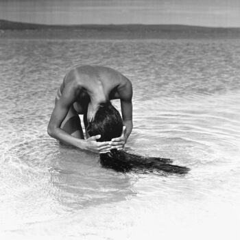 Fotografia intitolato "The Girl and the Sea" da Romy Maxime, Opera d'arte originale, fotografia a pellicola