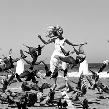 Fotografia intitolato "Alice and the Birds" da Romy Maxime, Opera d'arte originale, Fotografia digitale