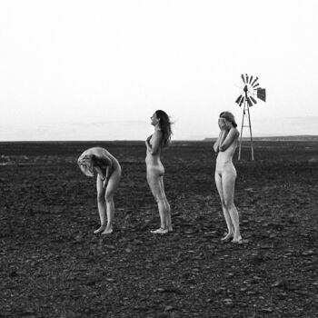 Fotografía titulada "Three Girls in Tank…" por Romy Maxime, Obra de arte original, Fotografía analógica
