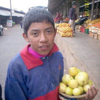 Photographie intitulée "vendeur des fruits" par Roxio, Œuvre d'art originale