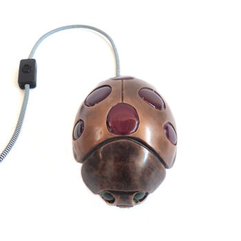 Γλυπτική με τίτλο "Ladybug Lamp" από Rossella Scapini, Αυθεντικά έργα τέχνης, Μπρούντζος Τοποθετήθηκε στο Μέταλλο