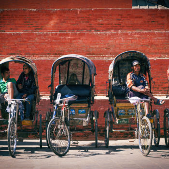 Fotografie getiteld "Rickshaw drivers wa…" door Ruud Kimmelaar, Origineel Kunstwerk, Digitale fotografie