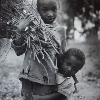Fotografía titulada "Enfants avec petits…" por Salvatore Avallone, Obra de arte original, Fotografía analógica