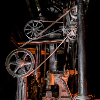 Photographie intitulée "Mécanique des Forges" par San Art, Œuvre d'art originale, Light Painting Monté sur Châssis en bois