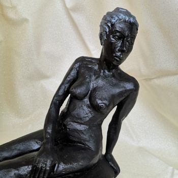 Sculpture intitulée "Femme en équilibre" par Sandie Pacary, Œuvre d'art originale, Terre cuite